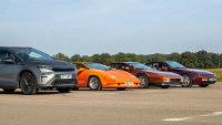 Škoda postavila svůj nejrychlejší elektromobil proti 40 let starým sporťákům. Připomněla tím jeho marnost, i když ji nikomu neukázala