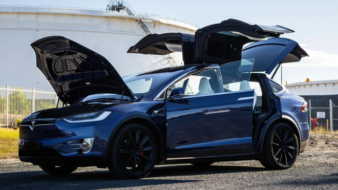 Elon Musk říkal, že Tesly plavou. Model X ale šel pod vodu a chytnul, i pod hladinou shořel