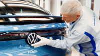 VW má skoro ďábelský plán, zmrazí mzdy 660 tisícům zaměstnanců po celém světě, některým až do důchodu