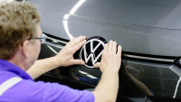 VW dělá v krizi zoufalé věci, ke svým autům teď dává „dvojitou” doživotní záruku bez omezení ujetých km. Ale jen tam, kde mu teče do bot