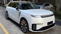 Stačí přelepit logo a iluze je dokonalá. „Polofejk” i v Česku působící čínské automobilky lze v „originál” proměnit opravdu snadno